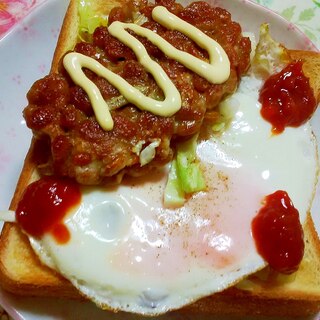 目玉焼きと納豆焼き、キャベツのトースト